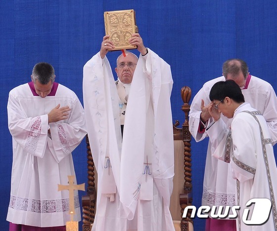 25년만에 한국 땅 찾은 교황...평화의 메시지 전해