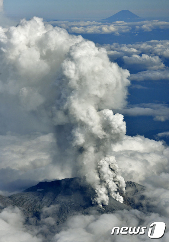 폭발하는 온타케 화산...피해 속출