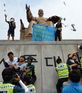 알바노조, 세종대왕 동상 올라가 기습시위