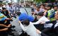 총리가 탄 차량에 올라탄 '성난 민심'