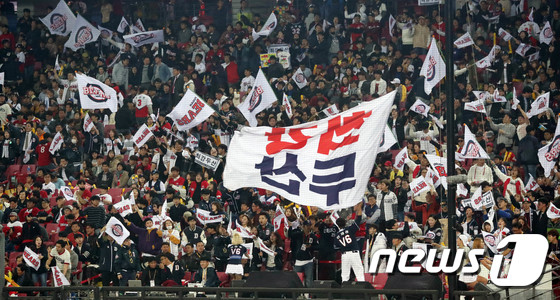 뜨거운 응원 펼치는 두산 팬들