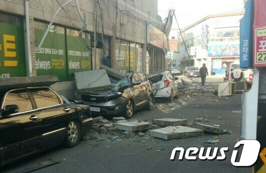 포항 5.4 지진, 자동차 덮친 건물 외벽