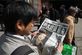 [사진] 朴 대통령 탄핵 기사 읽고 있는 도쿄 시민