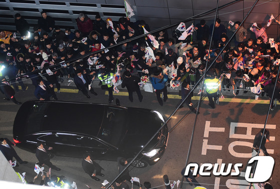 박근혜 차량 환영하는 지지자들