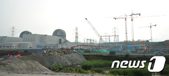 정부 '신고리 원자력 발전소 5,6호기 일시 중단'