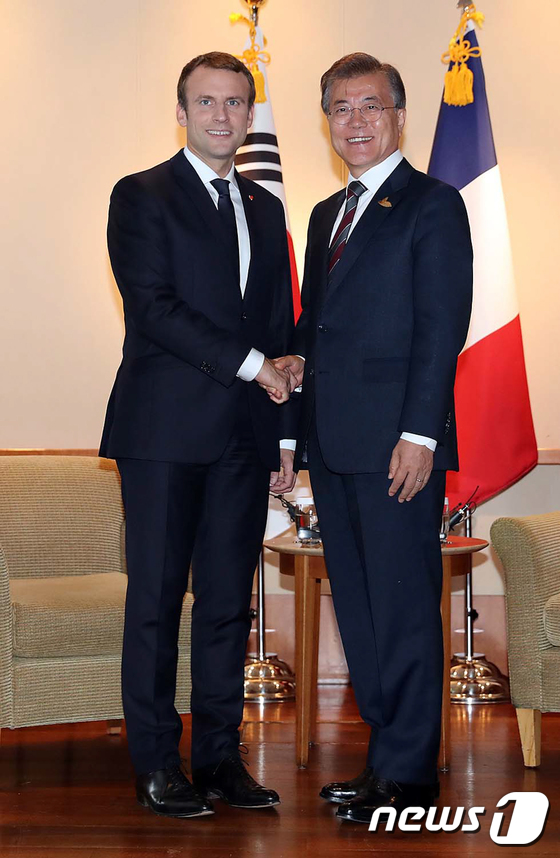 마누엘 마크롱 프랑스 대통령과 악수하는 문재인 대통령