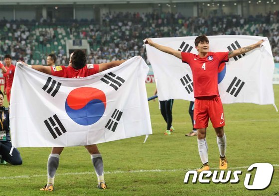 태극기 두른 대한민국 '월드컵 본선 진출'