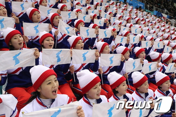 북한 응원단, '한반도기 펼쳐 들고'