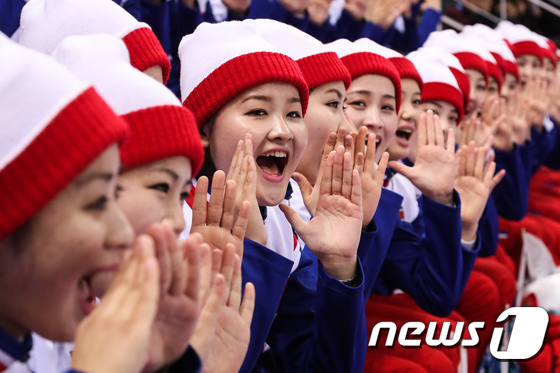 북한 응원단 '우리는 하나'