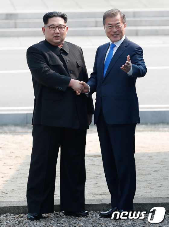 문재인 대통령-김정은 위원장, 군사분계선서 역사적 악수