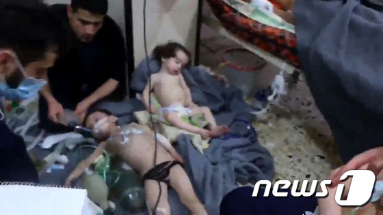[사진] 치료받는 어린이들…시리아 군 화학무기 사용 의혹