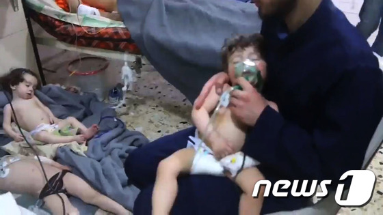[사진] 산소 마스크 쓴 어린이…시리아 화학무기 사용했나