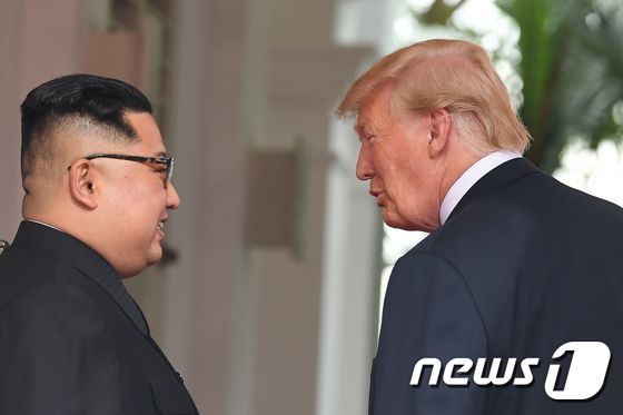 [사진] 환한 얼굴로 대화하는 김정은과 트럼프