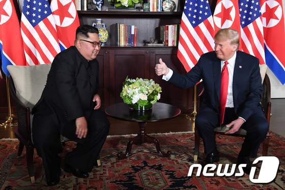 [사진] “김정은 최고야” 엄지 치켜세우는 트럼프