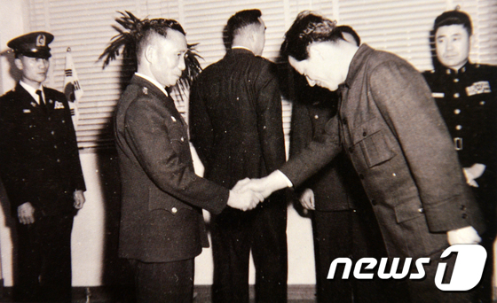 김종필 전 총리 별세...1961년 박정희 의장에게 신년 인사