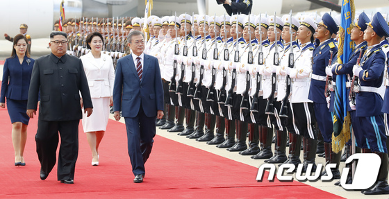 북한군 의장대 사열하는 문재인 대통령 내외