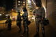 홍콩 몽콩역 은근서 경계근무 서는 경찰 