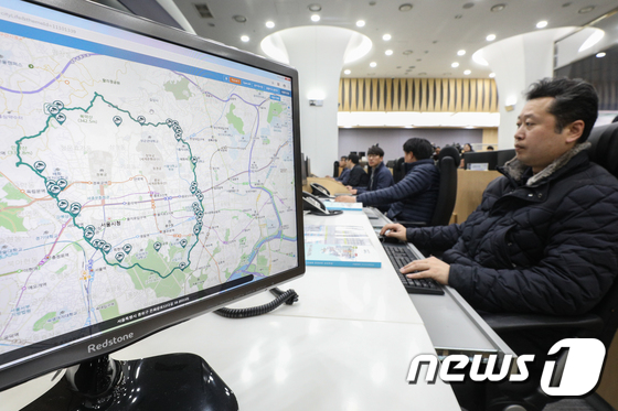 서울 사대문 내 배출가스 5등급 차량 운행제한 업무보는 교통정보센터 직원들