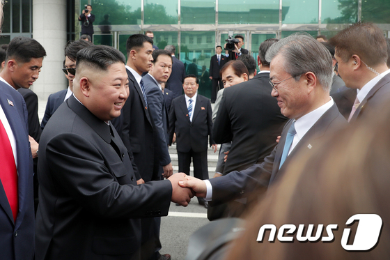 미소로 인사하는 문재인 대통령·김정은 위원장