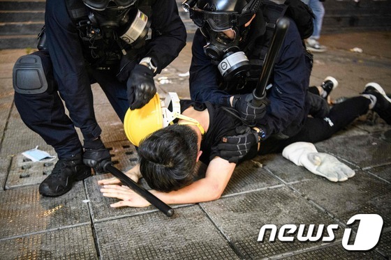 [사진] 시위 중 체포되는 홍콩 시민