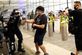 [사진] 공항 점거 시위대와 실랑이하는 홍콩 경찰