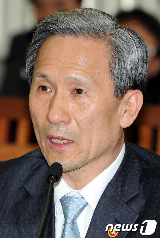 질의 답하는 김관진 장관