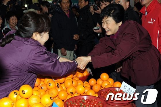 상인들과 반갑게 인사나누는 박근혜 위원장