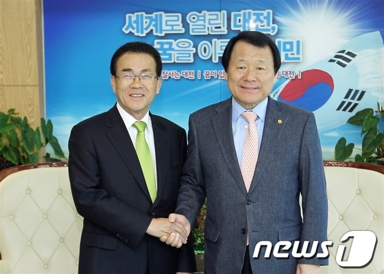 염홍철 대전시장과 유한식 세종시장 당선자가 26일 상생발전을 위해 협력할 것을 다짐했다.