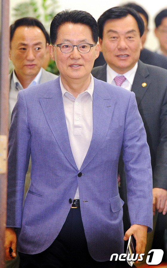 간담회장 들어서는 박지원-박기춘