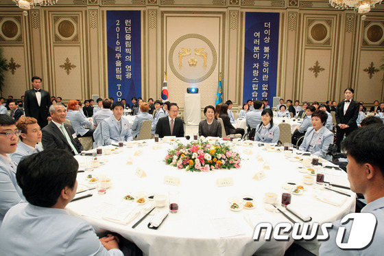 [PIC][19-09-2012]Jessica và Krystal tại buổi ăn trưa cùng với các VĐV của Hàn Quốc tham gia "London Paralympic" ở Phủ Tổng Thống vào hôm nay Article