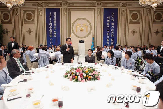 [PIC][19-09-2012]Jessica và Krystal tại buổi ăn trưa cùng với các VĐV của Hàn Quốc tham gia "London Paralympic" ở Phủ Tổng Thống vào hôm nay Article