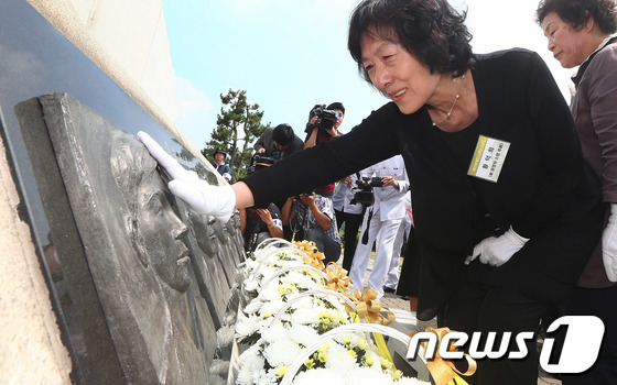 부조상 만지는 故 윤영하 소령 어머니