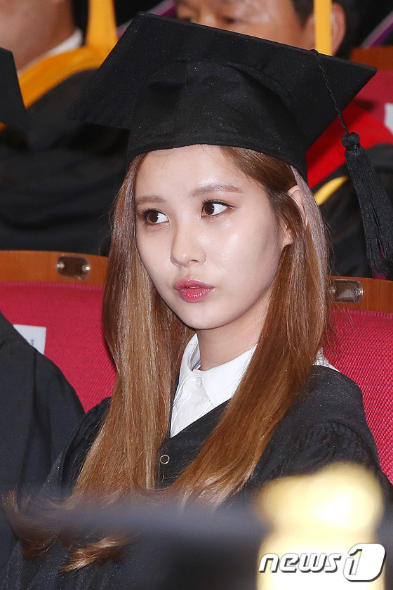 [PHOTOS] 140821 Girls&#39; Generation&#39;s Seohyun graduation photos