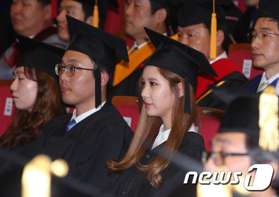 [PHOTOS] 140821 Girls&#39; Generation&#39;s Seohyun graduation photos