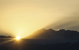 눈 덮인 산의 아름다운 일몰