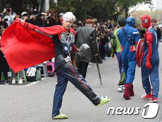 오늘 뮤뱅 출근길에서 벌칙수행중인 갓세븐(GOT7) | 인스티즈