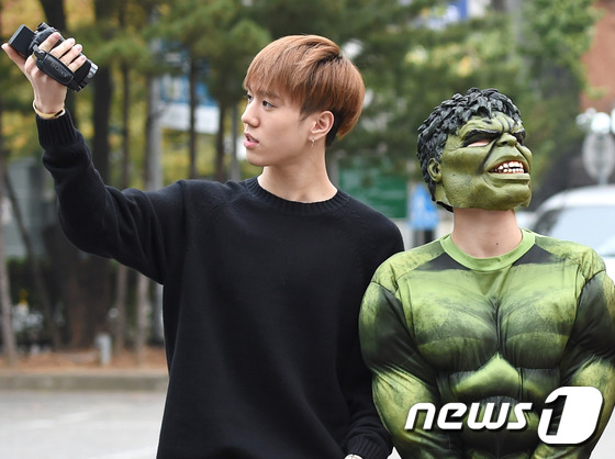 오늘 뮤뱅 출근길에서 벌칙수행중인 갓세븐(GOT7) | 인스티즈