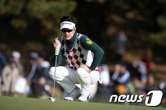 퍼팅라인 살피는 김형성