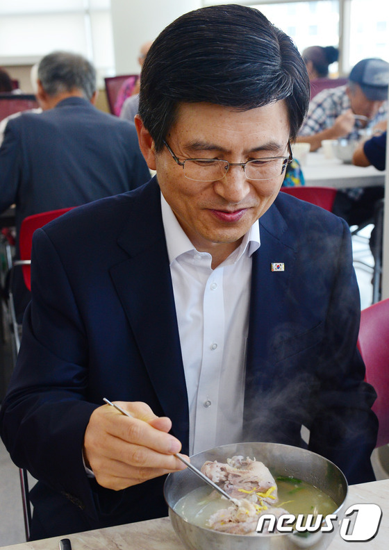 황교안 국무총리 '복날 삼계탕 앞에서 흐뭇한 미소'