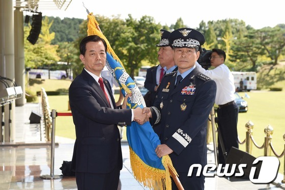 공군기 인수받는 정경두 총장