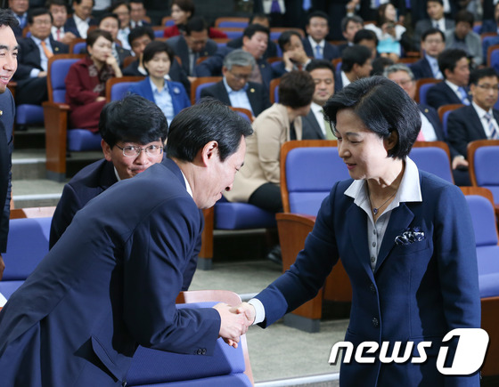 민주당 '비선실세 파문' 긴급 의총