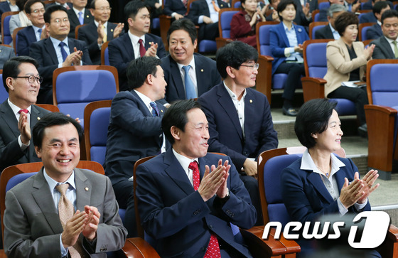 더불어민주당 '미소 가득'