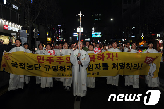 촛불 든 사제들
