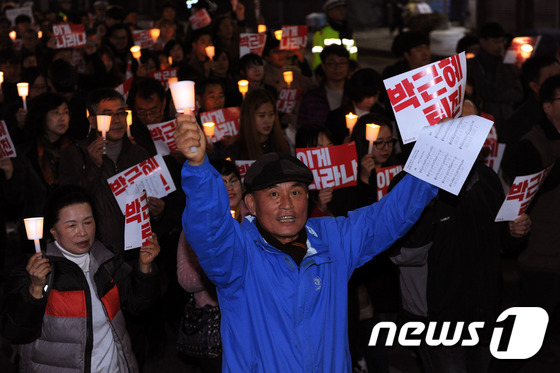 '사제들과 함께' 촛불들고 정권퇴진