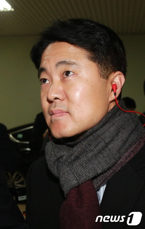 사무실 들어서는 신자용 파견검사