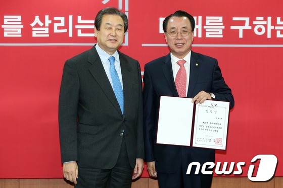 공천관리위원 임명장 받는 김회선 의원