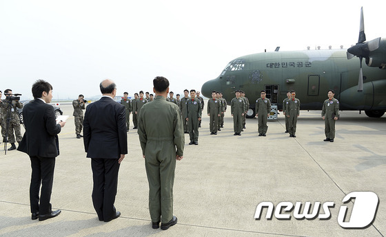 구호물품 실은 수송기 앞에 선 일본대사