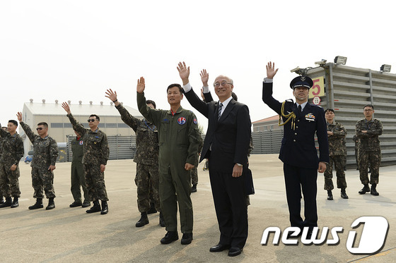 구호물품 환송하는 주한 일본대사