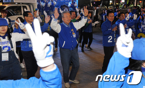 선거운동원들과 춤추는 김종인 대표