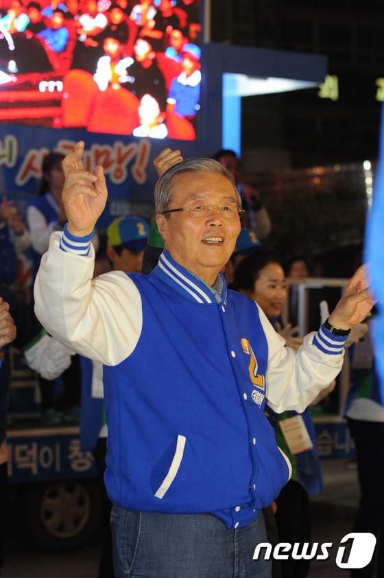 율동따라하는 김종인 대표